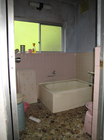 【浴室】タイルやコンクリート壁で冷たく、重いイメージが・・・